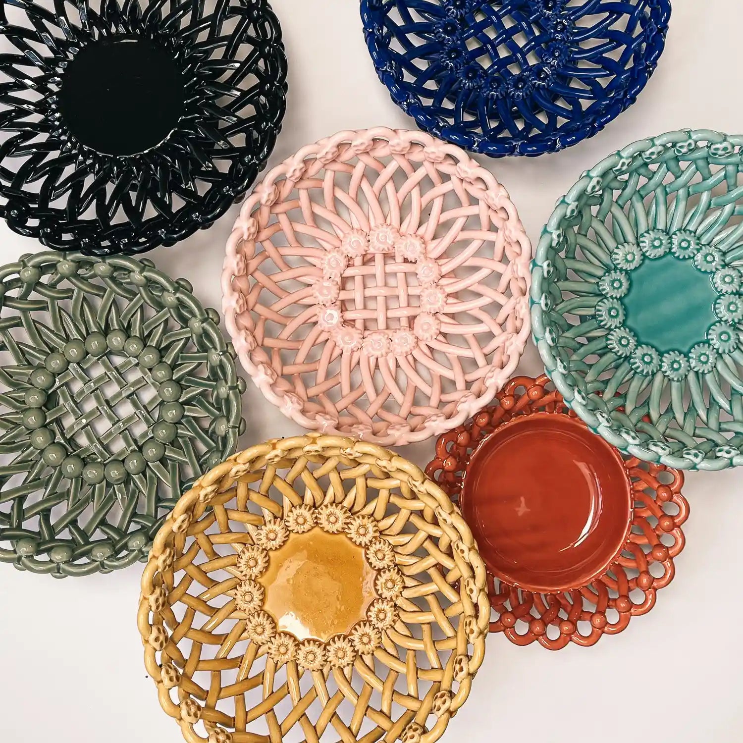 Iconic woven basket with foot