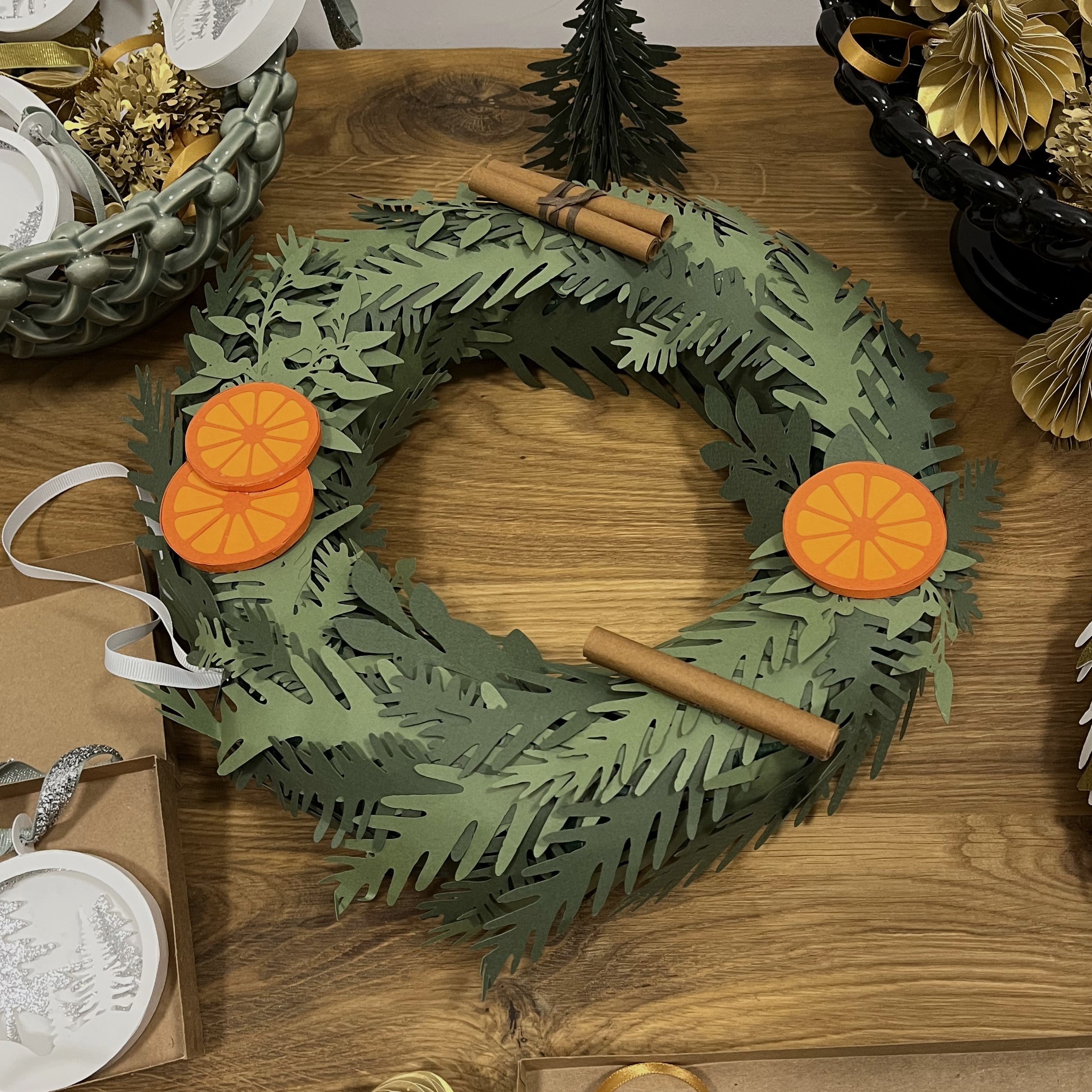 Couronne de Noël Orange Cannelle en papier, MELINA VASSEREAU, made in France et écoresponsable