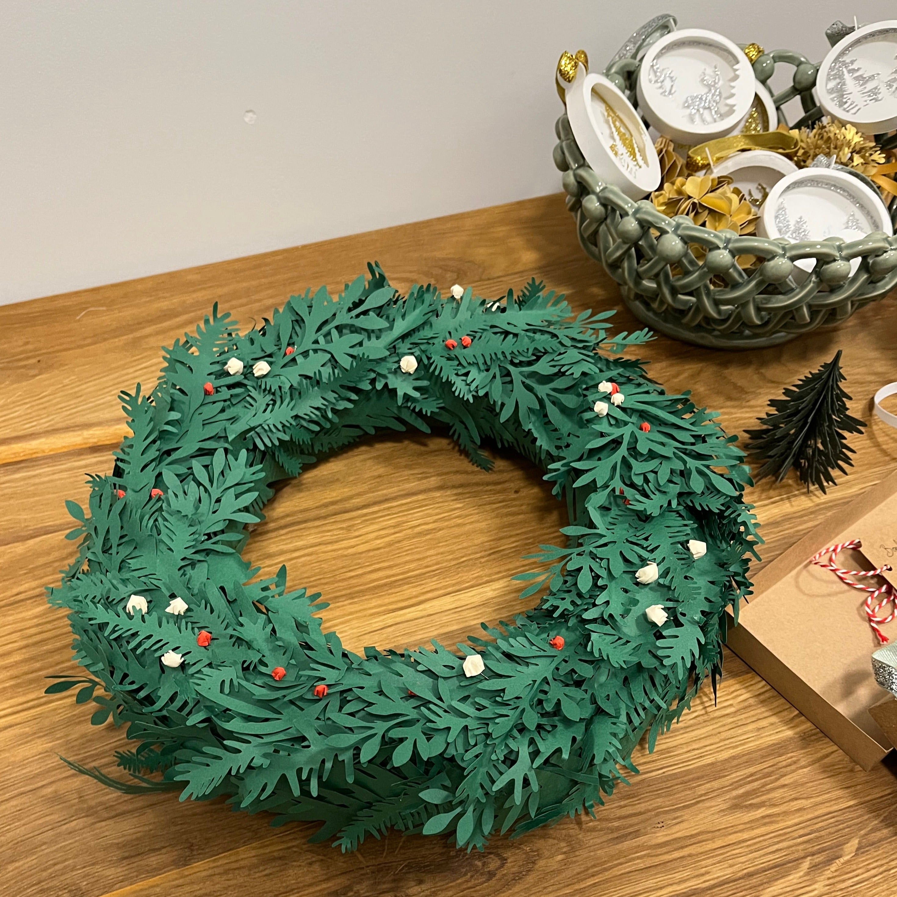 Couronne en papier découpé Sapin, MELINA VASSEREAU, made in France et écoresponsable