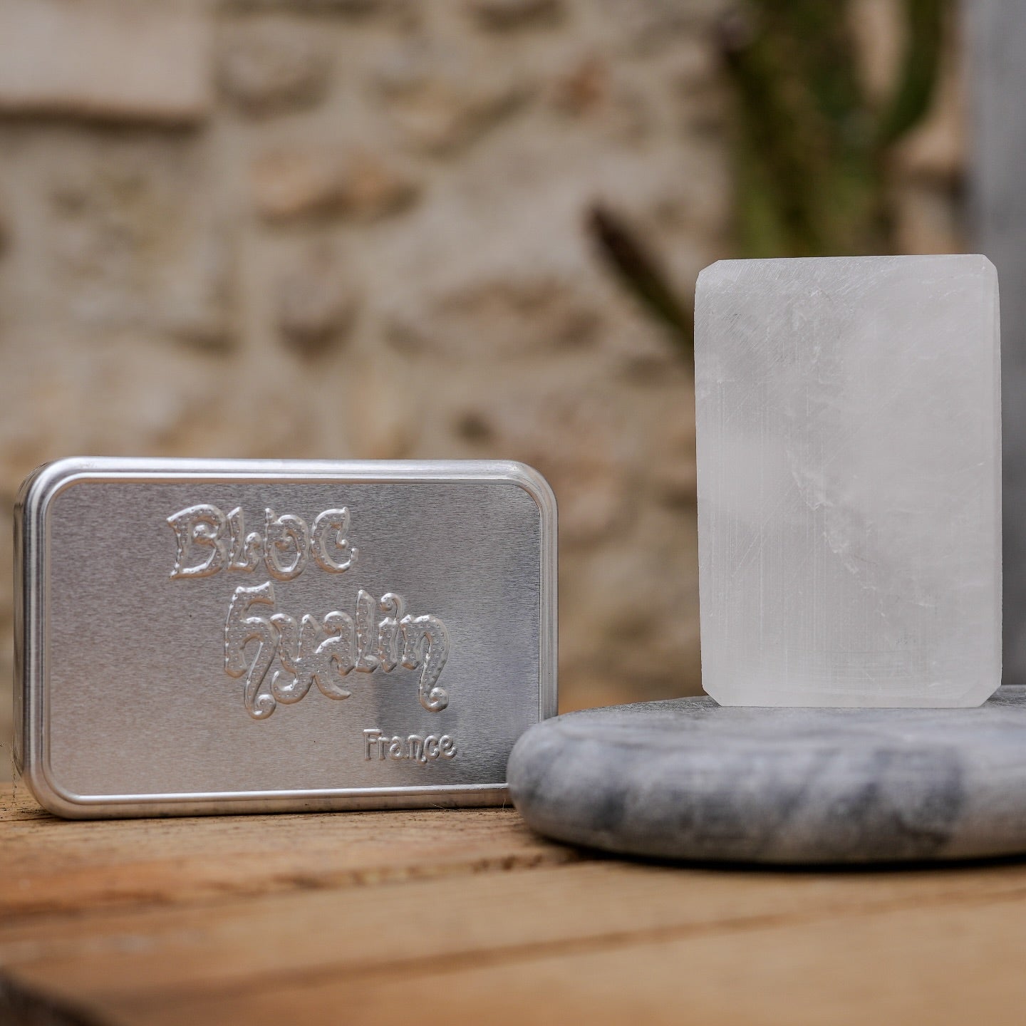 Hyalun block and its box