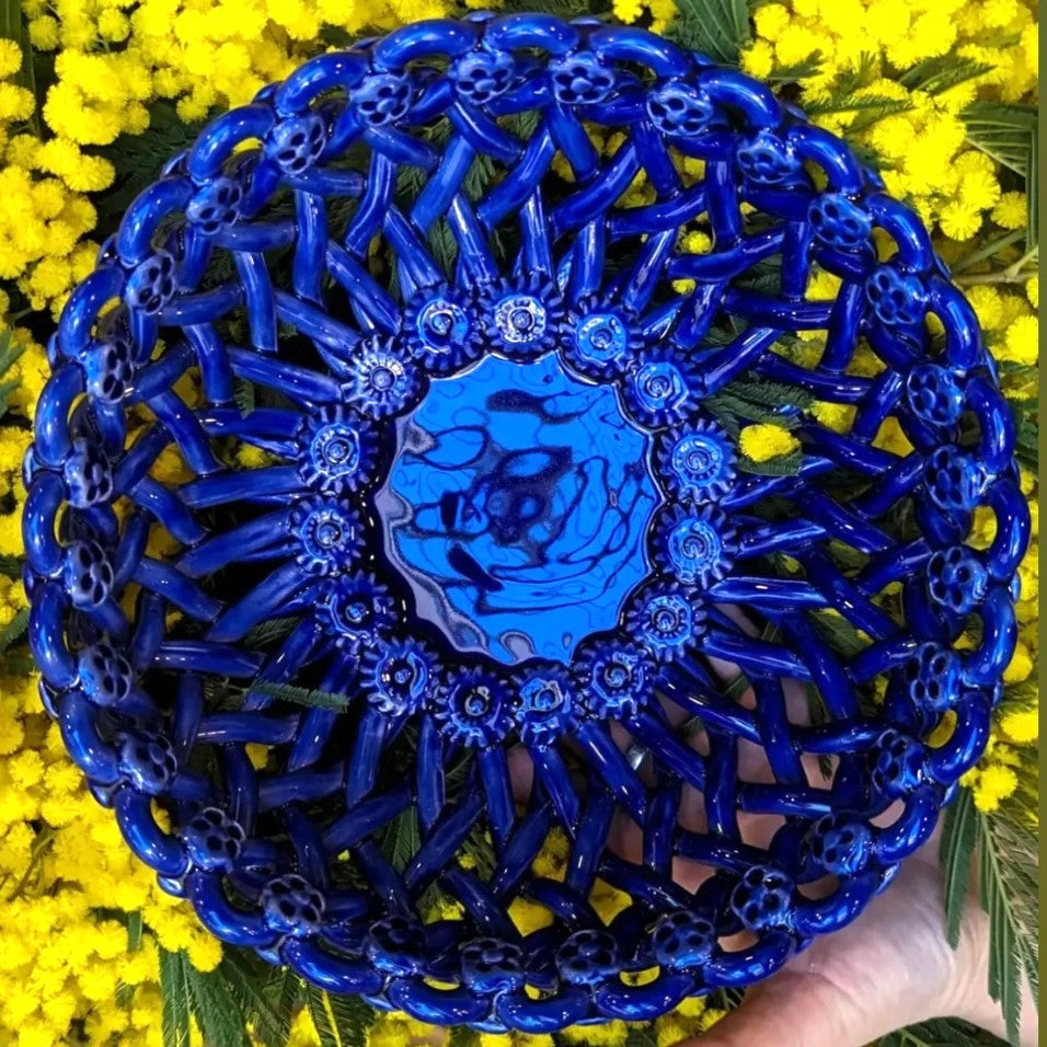 Iconic woven basket without base