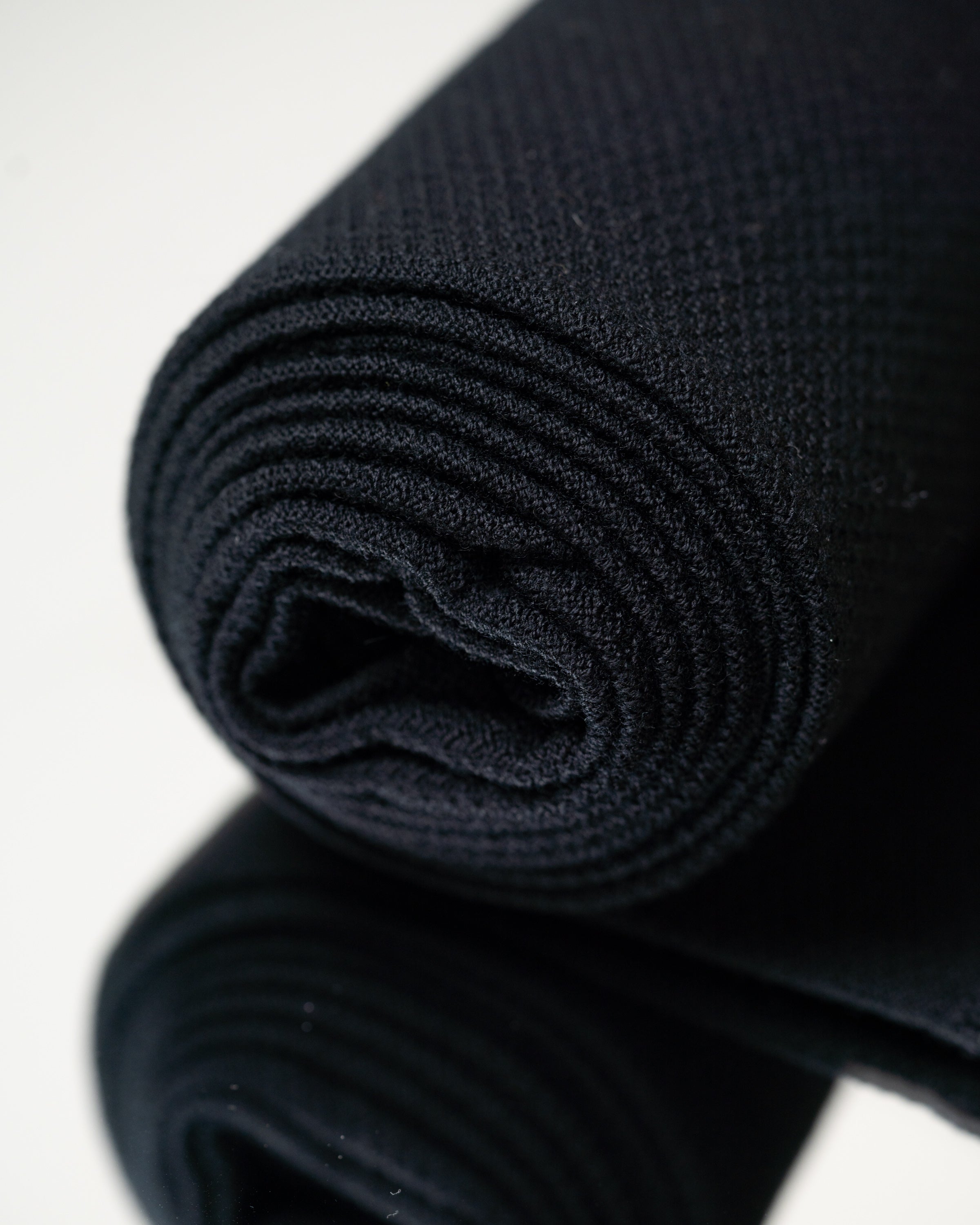 Très grande écharpe en laine mérinos noir, LA MAISON DE LA MAILLE, made in France et écoresponsable