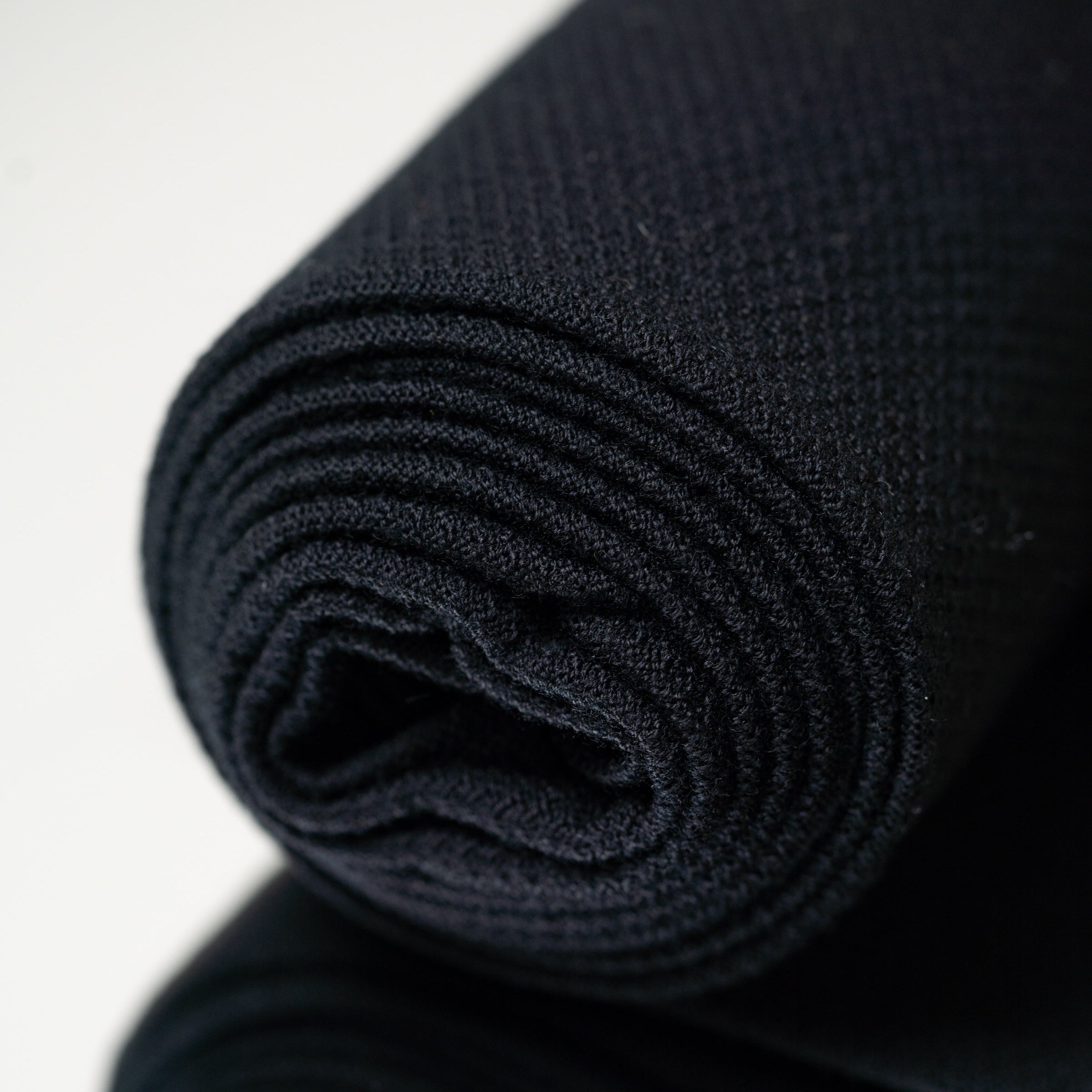 Très grande écharpe en laine mérinos noir, LA MAISON DE LA MAILLE, made in France et écoresponsable