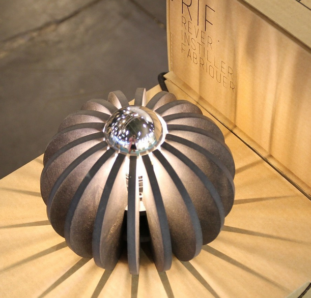 Lampe boule en bois recyclé, RIF, made in France et écoresponsable