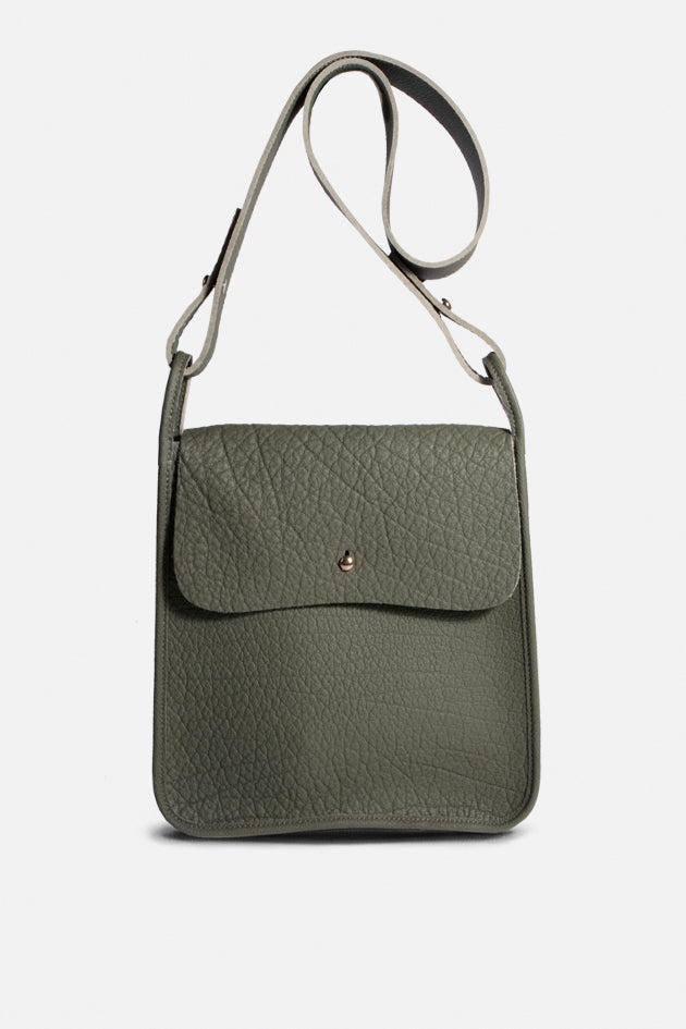 Sac Besace HUSSARD en cuir de buffle grainé vert, CESAIRE, made in France et écoresponsable
