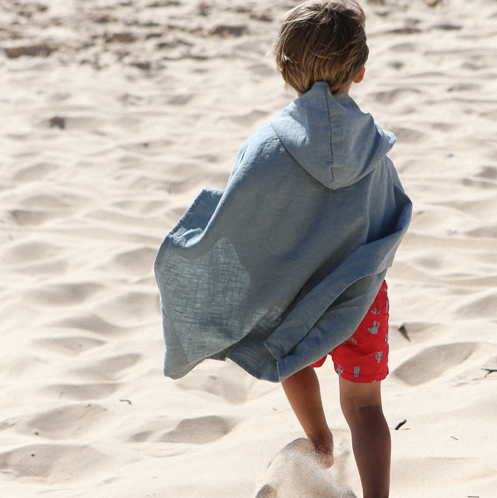 Poncho de plage en 100% lin bleu céladon POL & ROSA, 100% français et écoresponsable, HISTOIRES FRANCAISES