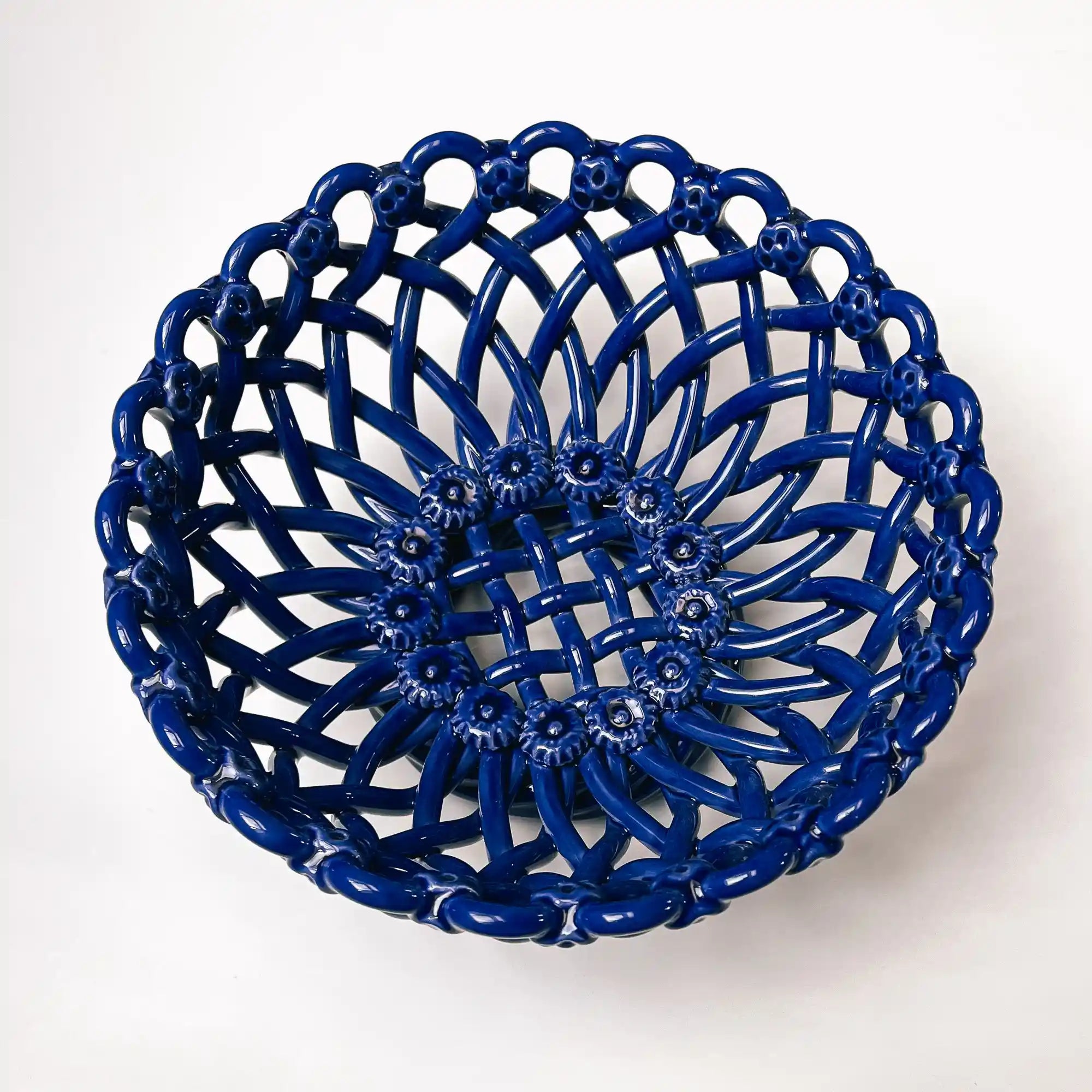 Iconic woven basket without base