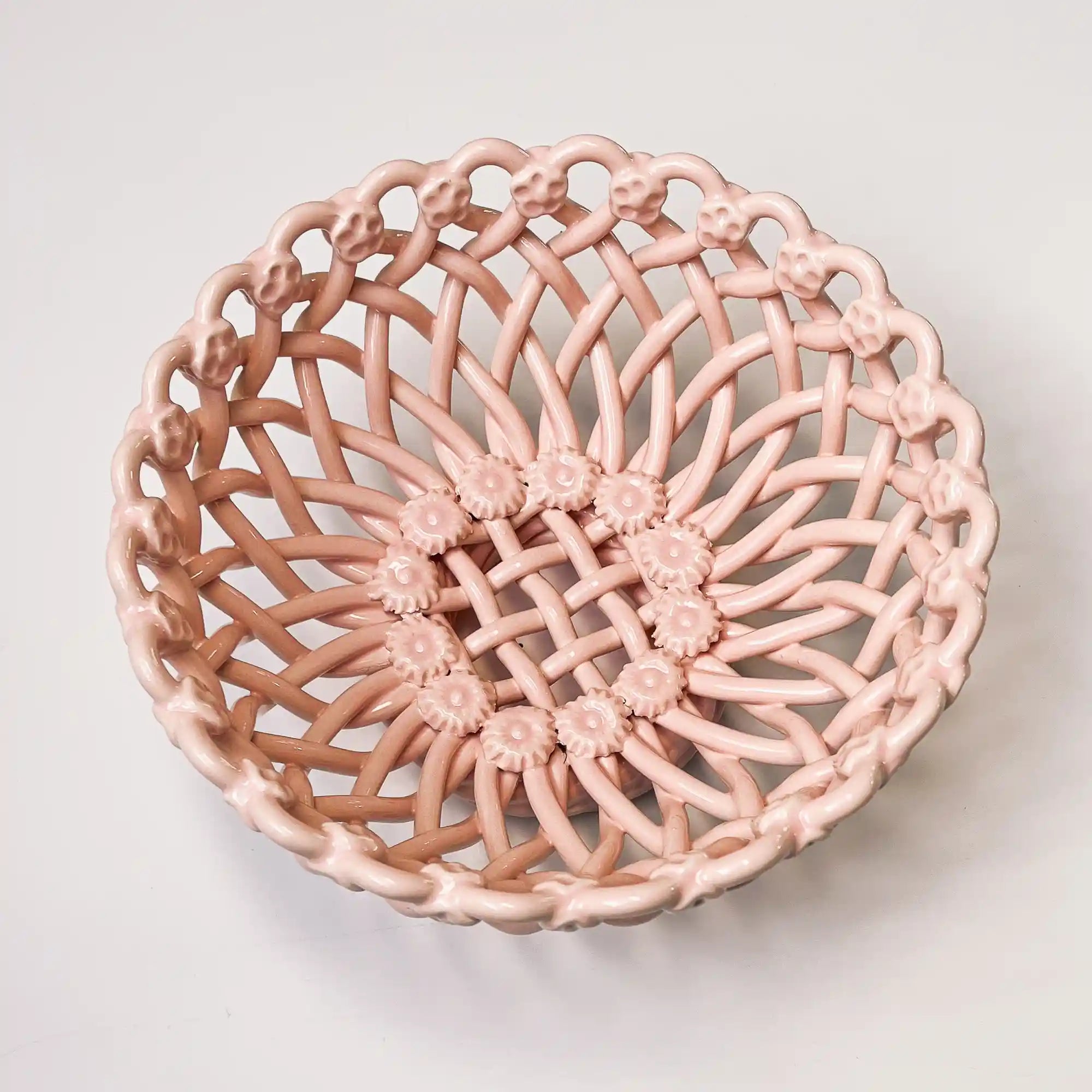 Iconic woven basket without base