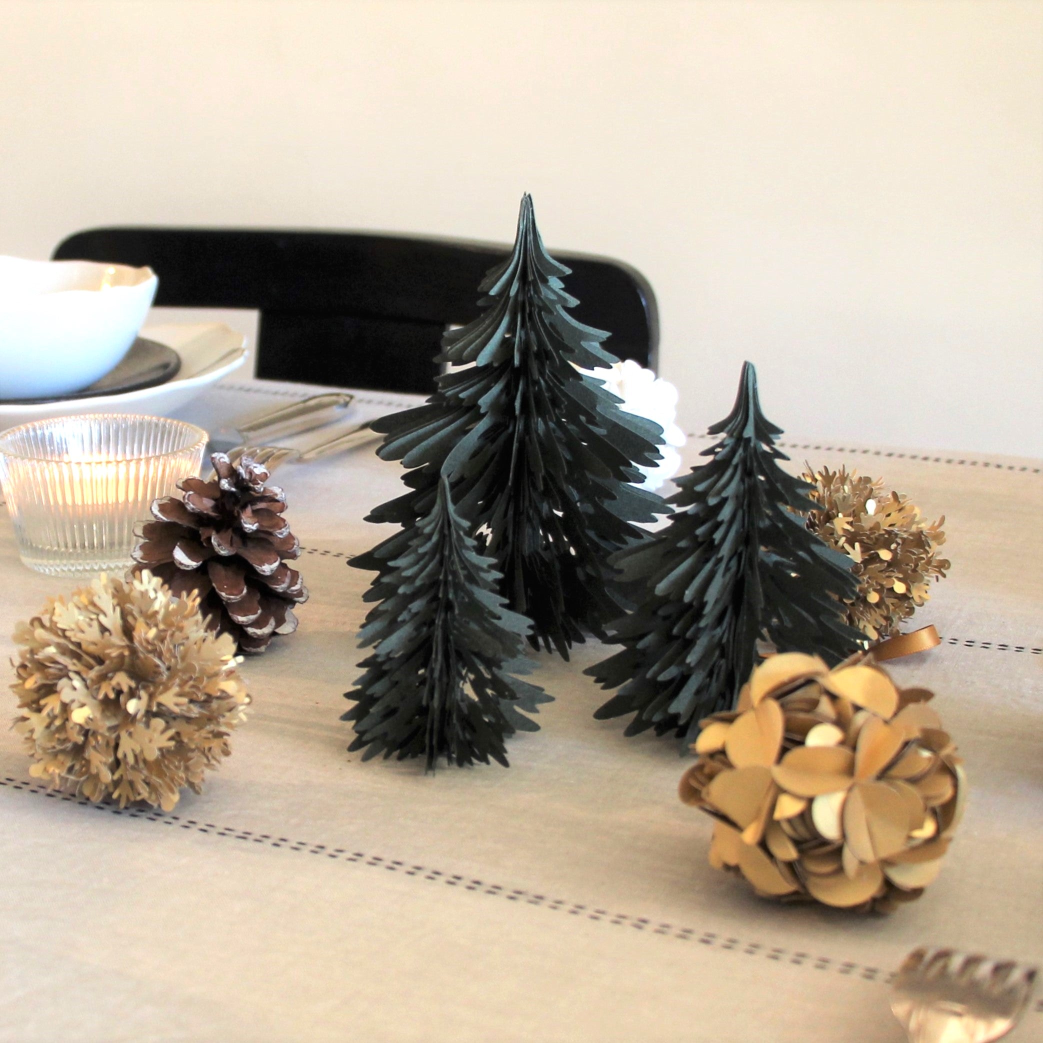 Coffret 4 boules de Noël, en papier argent, MELINA VASSEREAU, made in France et écoresponsable