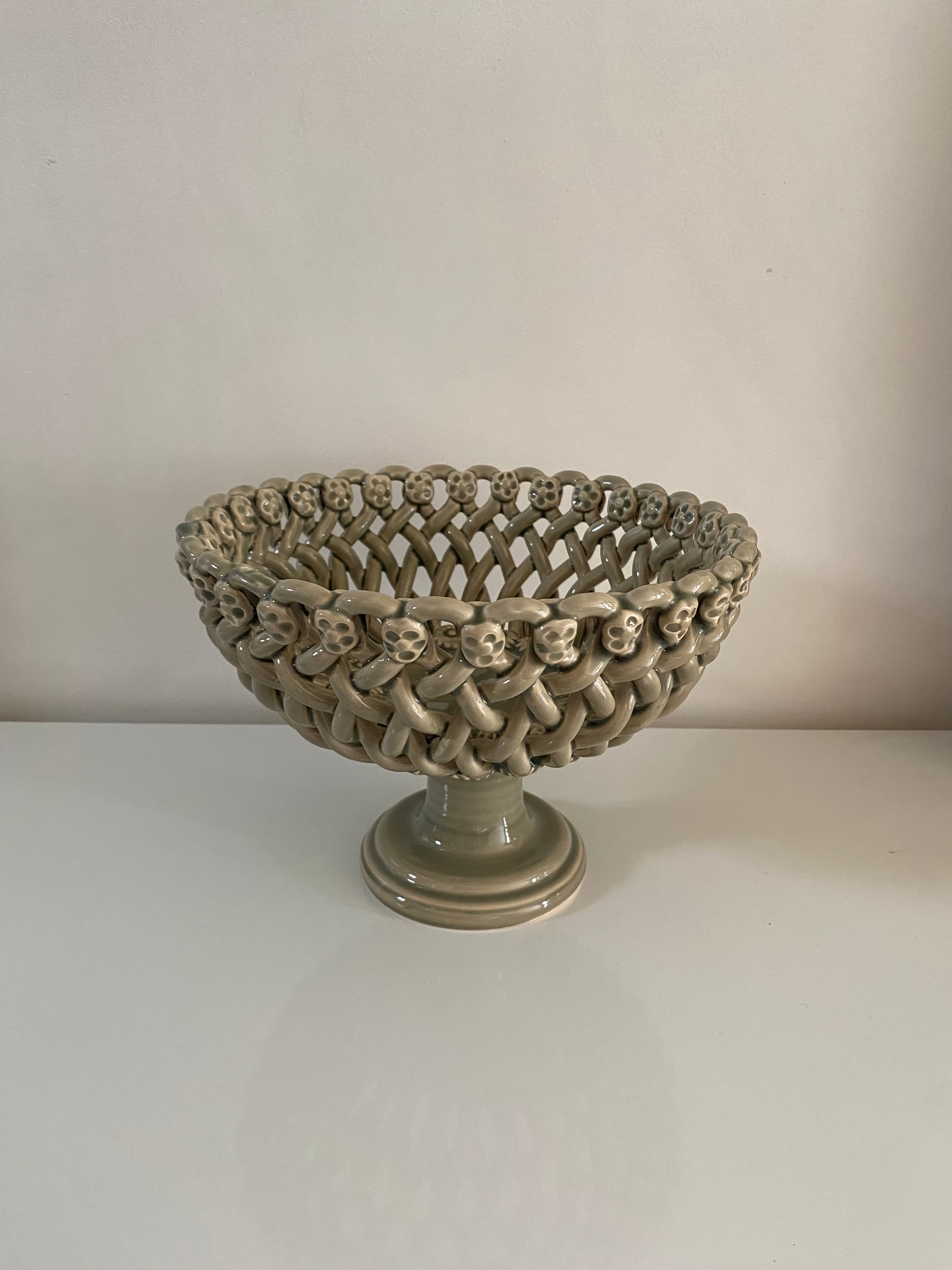 Iconic woven basket with foot
