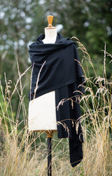 Très grande écharpe en laine mérinos noir, LA MAISON DE LA MAILLE, made in France et écoresponsable