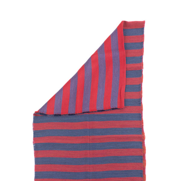 Echarpe Elsa rouge et bleu TRAITS en laine et soie 100% français et écoresponsable.
